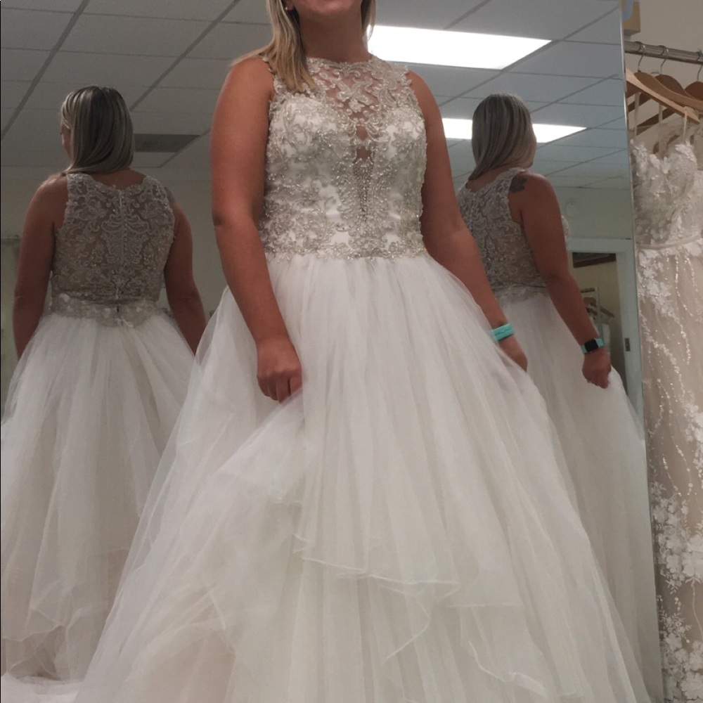 Wedding dress! Never been worn - Picture 2 of 3